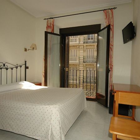 Hostal Ivor Madrid Bagian luar foto